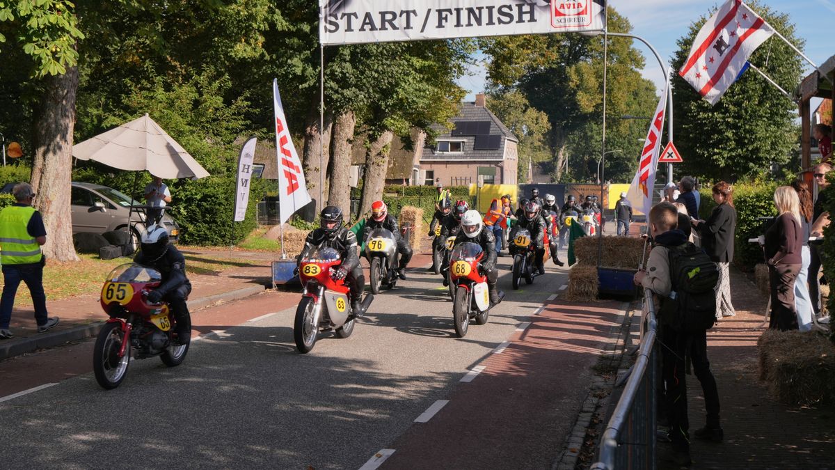 Historische racemotoren keren terug naar de straten van Hooghalen voor honderd jaar TT