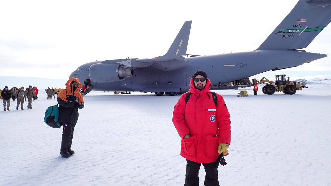 José Silva voor het militaire vliegtuig dat hem naar Antarctica bracht