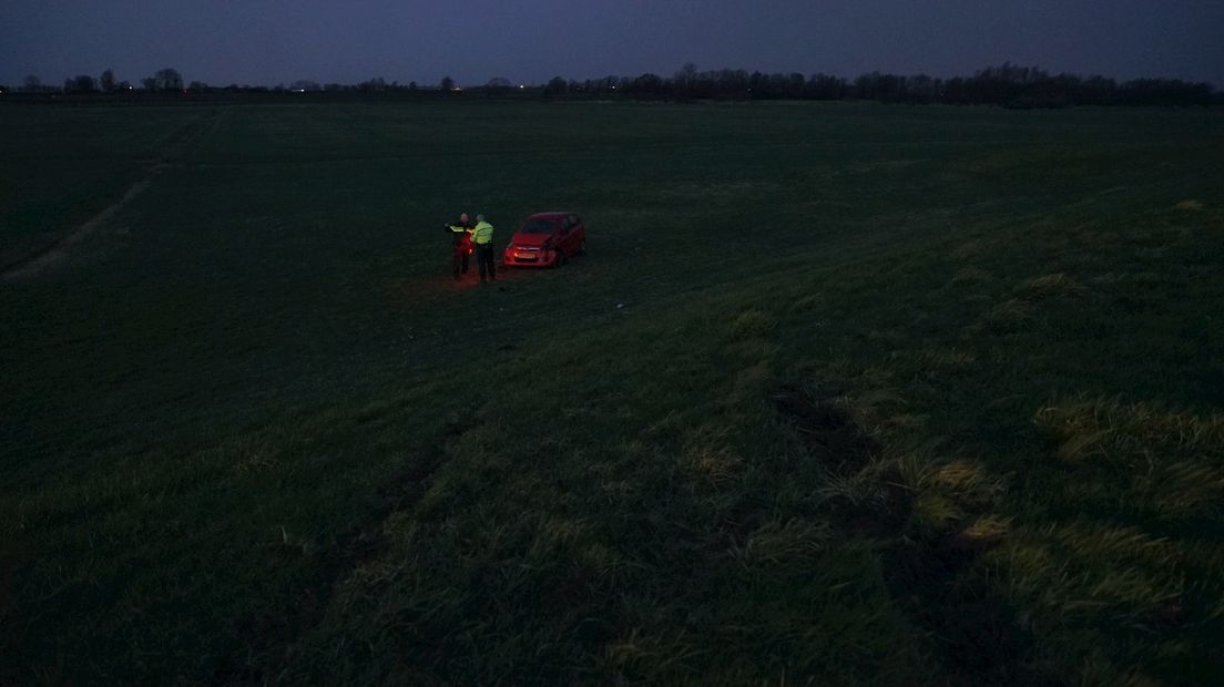 Auto rijdt van IJsseldijk bij Olst