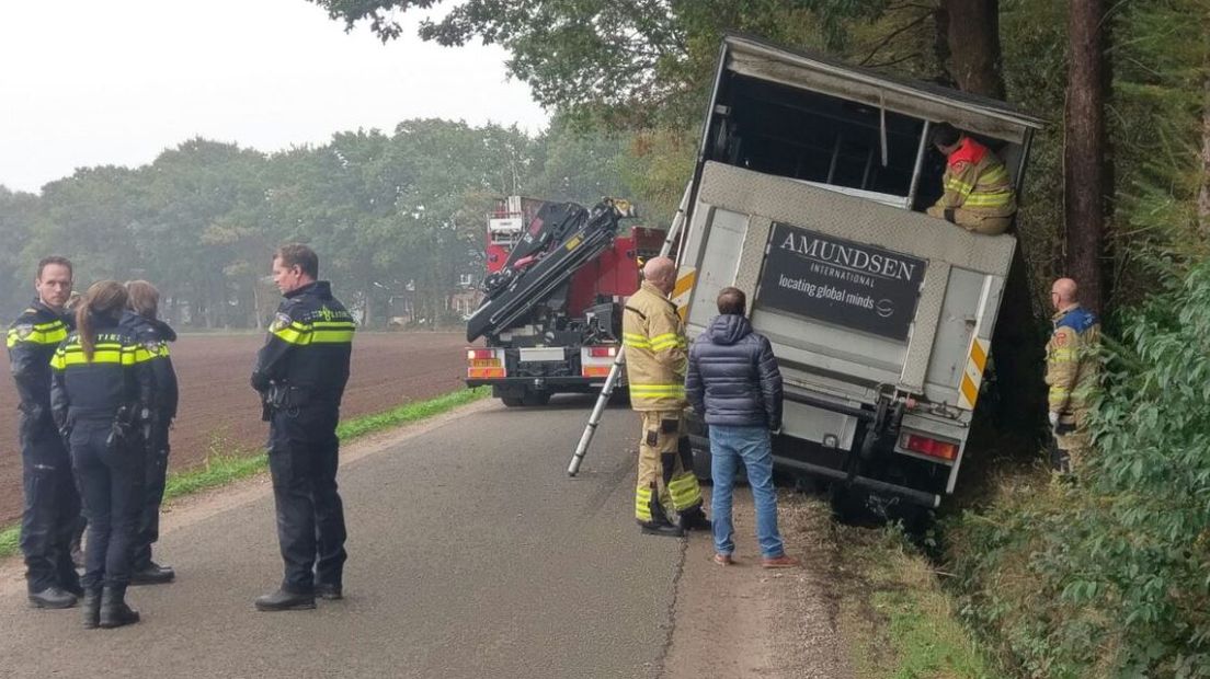 Een vrachtwagen met twee paarden is dinsdagmiddag in Nijkerk in een greppel beland. Een van de paarden raakte bekneld in de vrachtwagen.