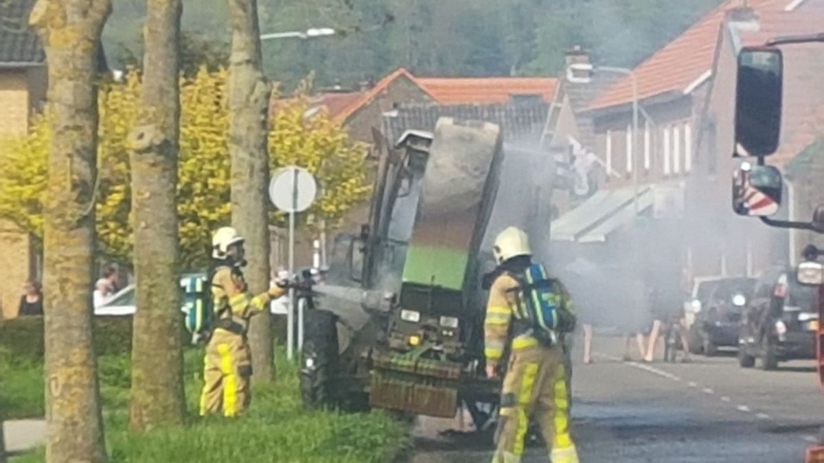 Tractor vliegt in brand in Geulle