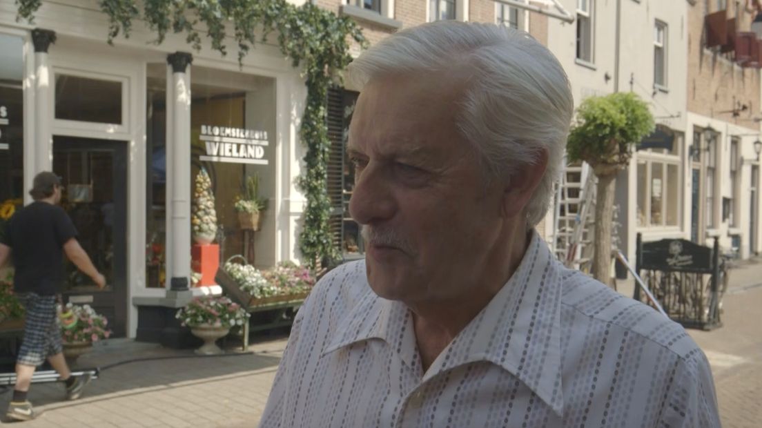 Schrijver Jan Siebelink maakt zijn acteerdebuut in de verfilming van zijn boek 'Knielen op een bed violen'. Hij vervult een kleine bijrol als klant in een bloemenwinkel.