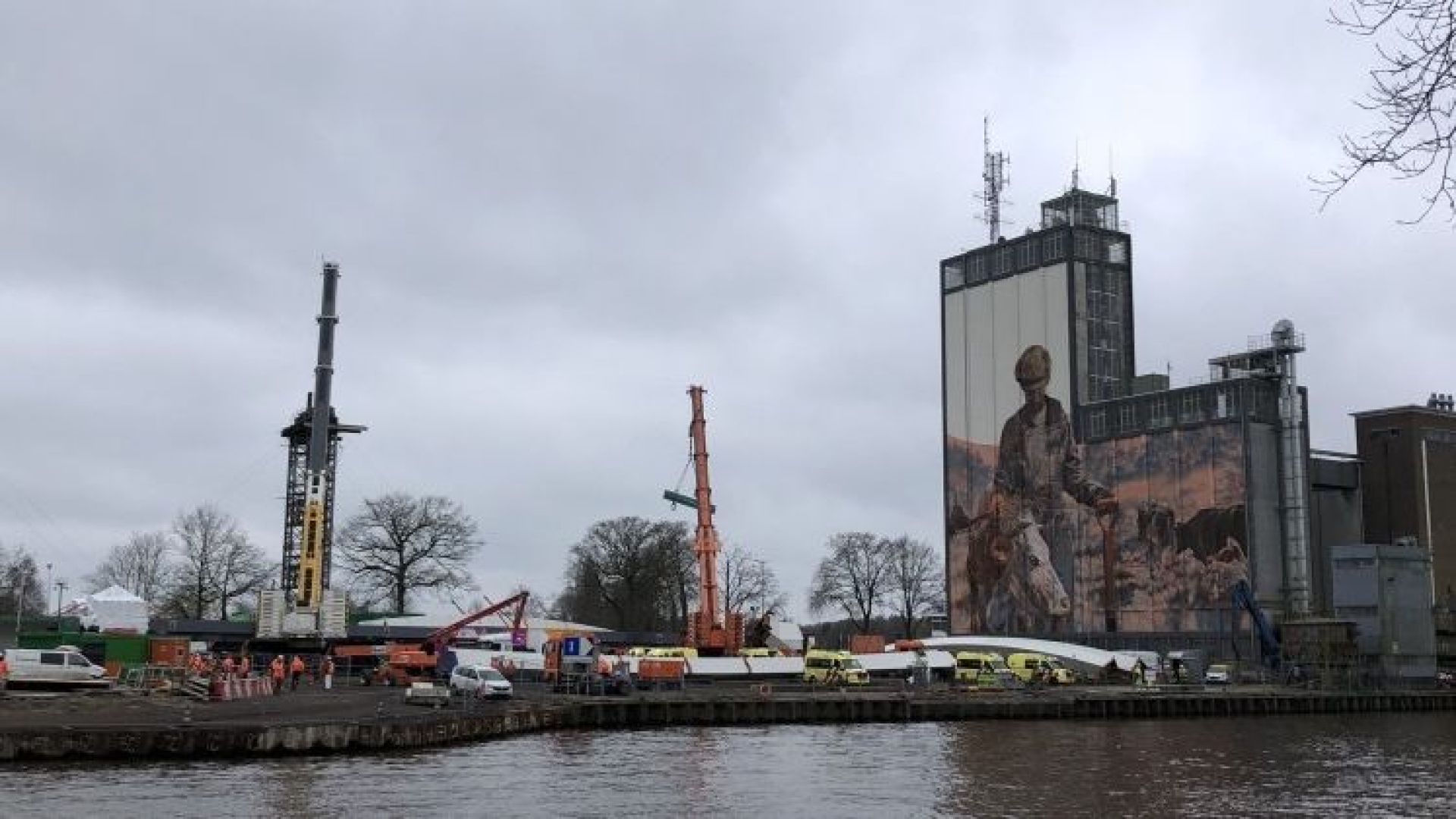 De ingestorte brug (in februari 2024) die over het Twentekanaal moest komen bij Lochem.