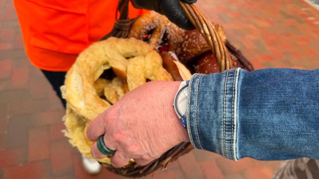 Iemand neemt een kaaspretzel op station Bunde
