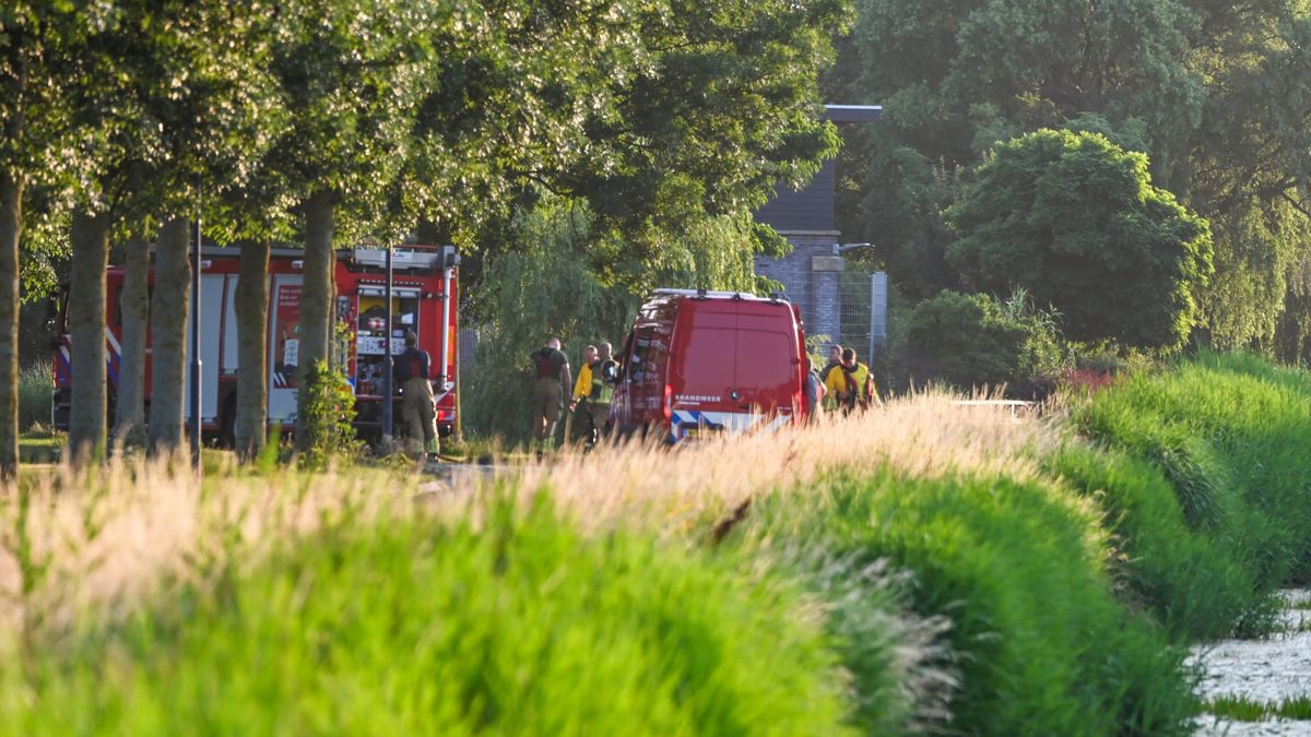 Brandweer haalt persoon uit de sloot aan de Boontjes in Harlingen