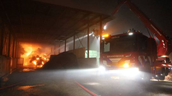 Vlammenzee en veel rook bij grote schuurbrand