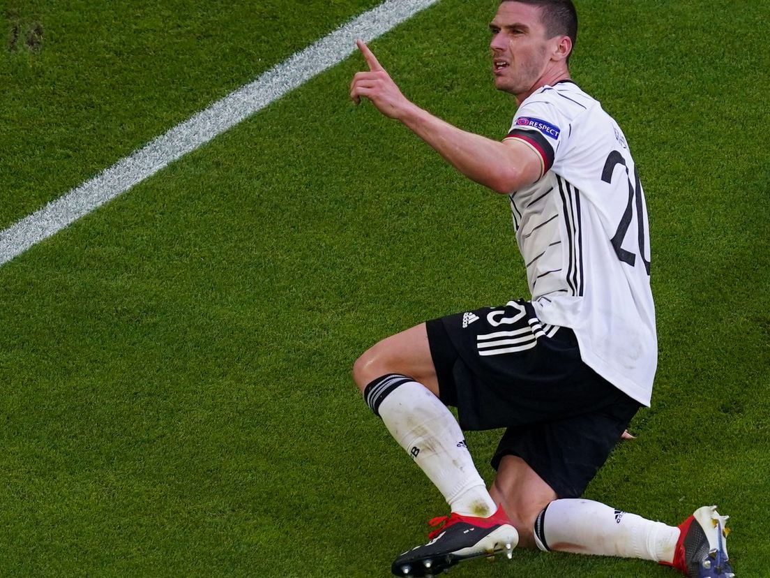 Robin Gosens juicht na zijn doelpunt voor Duitsland tegen Portugal op het EK voetbal