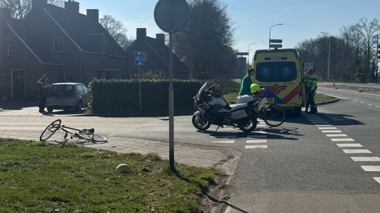 Wielrenner gewond na aanrijding in Holten. Wielrenner gewond na aanrijding in Holten.