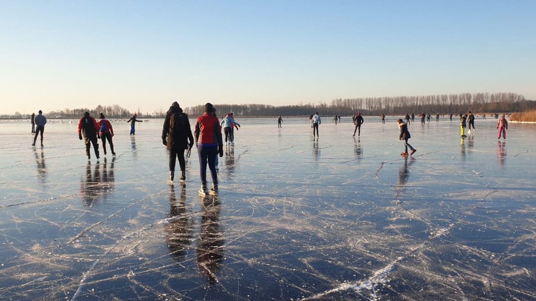 De eerste schaatsers zijn er al vroeg bij op de Vogelplas