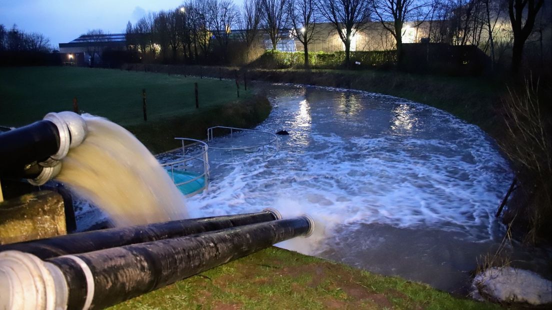 In Geldermalsen zijn grote waterpompen ingezet om wateroverlast tegen te gaan.