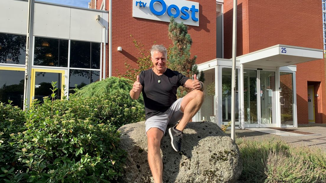 Jaap Lamfers bij de studio van RTV Oost