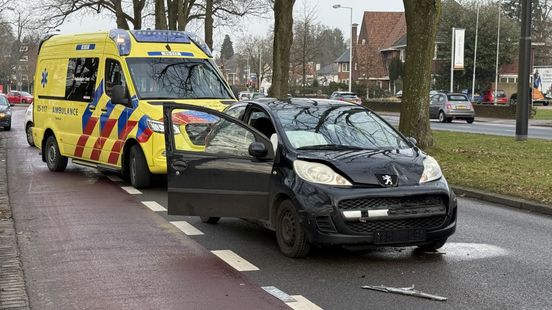 Persoon gewond na aanrijding in Enschede. Persoon gewond na aanrijding in Enschede.