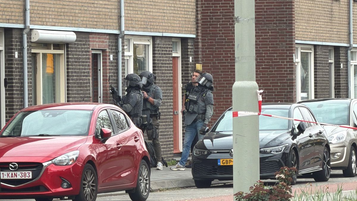 Politie met getrokken pistool en kogelwerende vesten in Panningen: omgeving afgezet