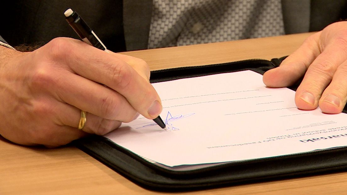 De ondertekening van het definitieve ontwerp voor de brede school in Tholen was voor alle partijen een opluchting