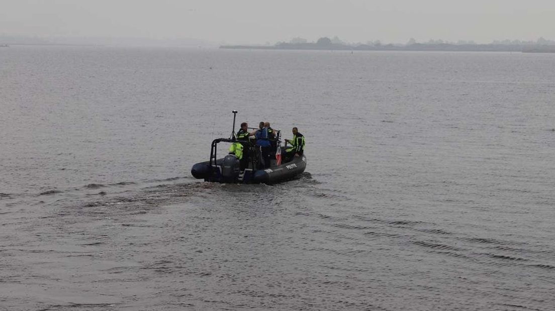 Politie speurt naar de drenkeling op het Lauwersmeer