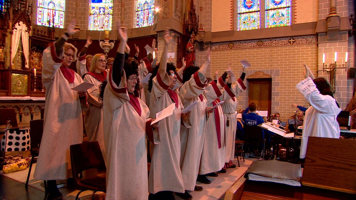 Polonaise door de kerk: 'En nou die handjes in de lucht'