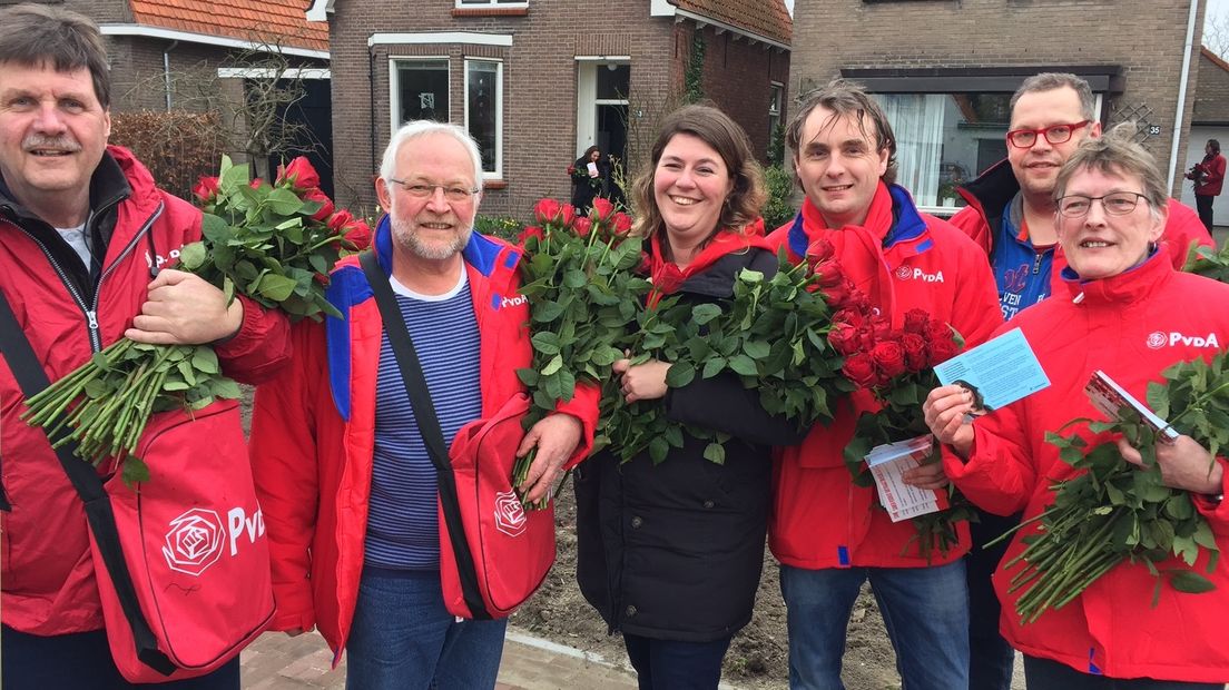 Joyce Vermue (zwarte jas) op verkiezingscampagne