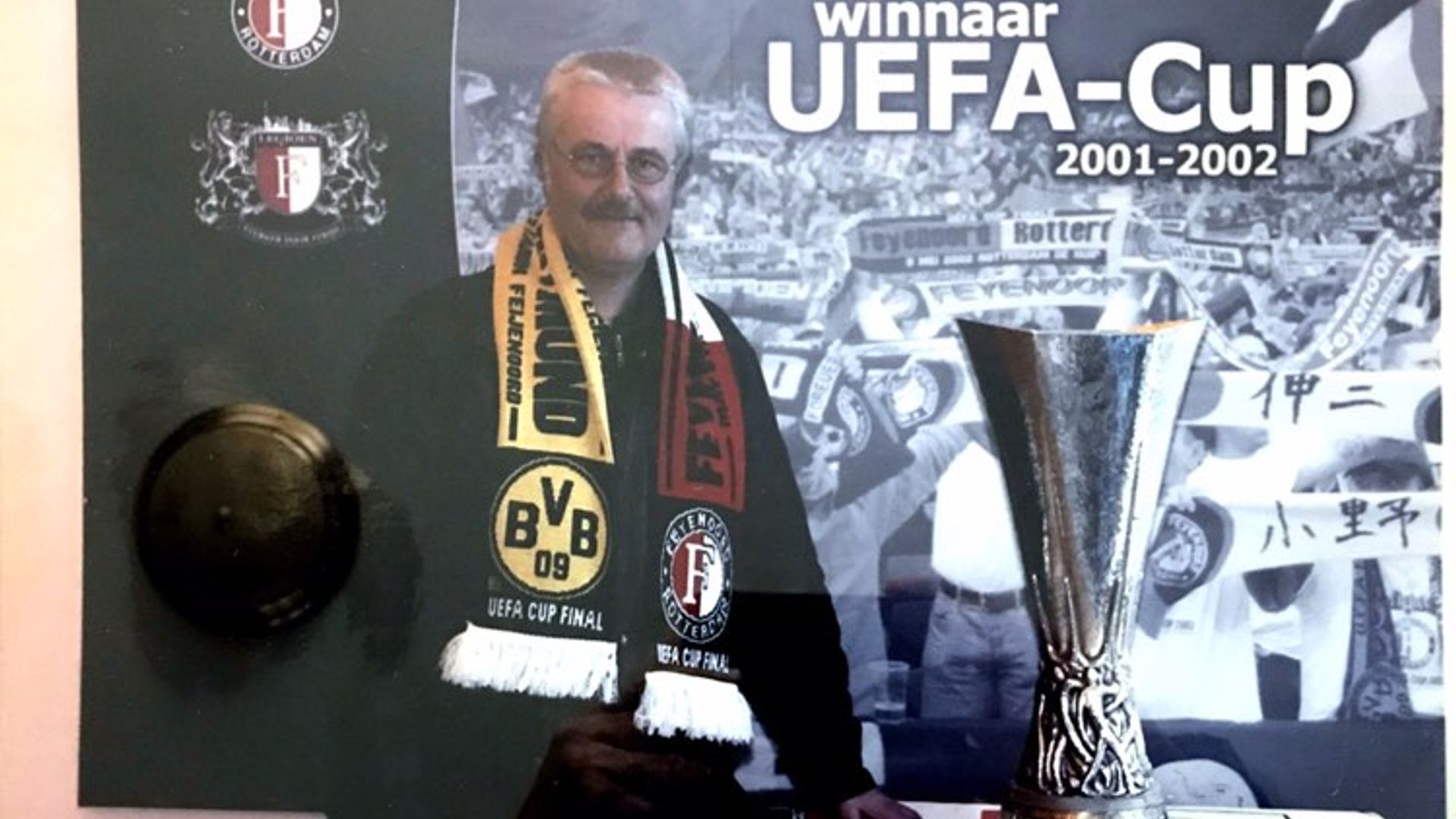 Edmond van Ooijen wederom op de foto met een kersvers gewonnen beker. Ditmaal de UEFA Cup in 2002