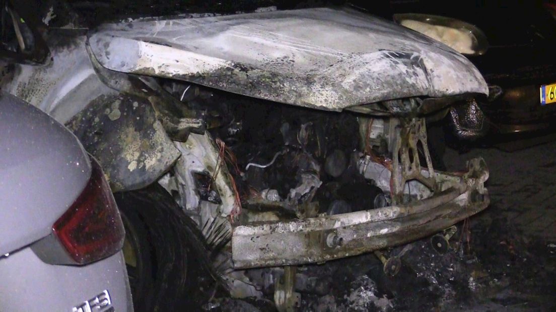 Door de vlammen raakten zeven auto's in Haaksbergen beschadigd