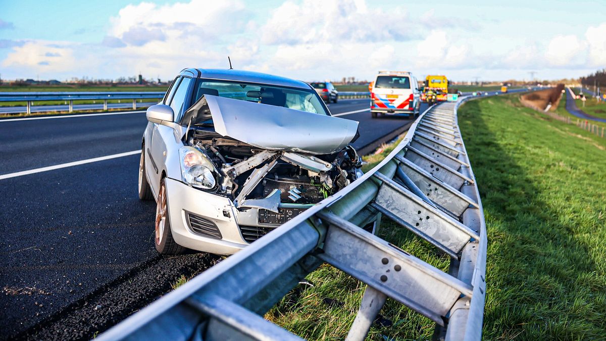 Auto op A32 bij Haskerdijken de vangrail in