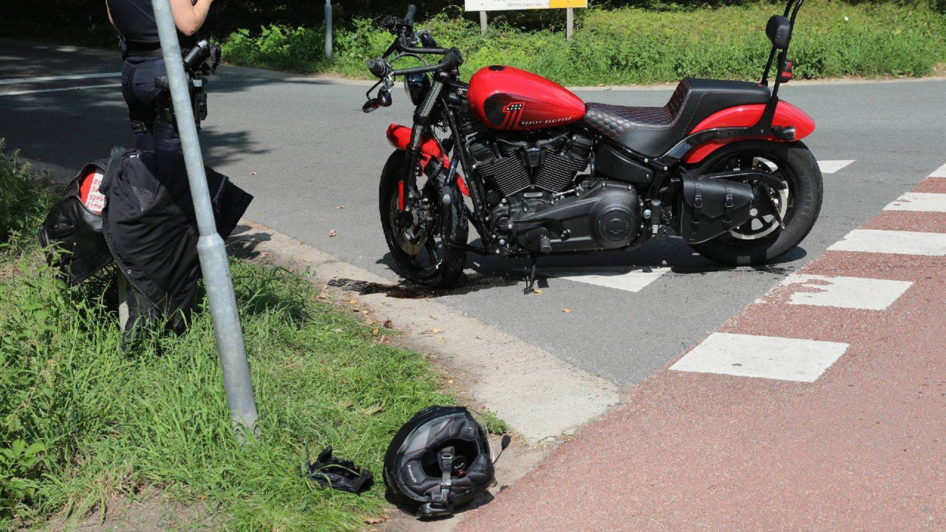 Harley rijdt achterop auto • scooterrijder gewond bij aanrijding.