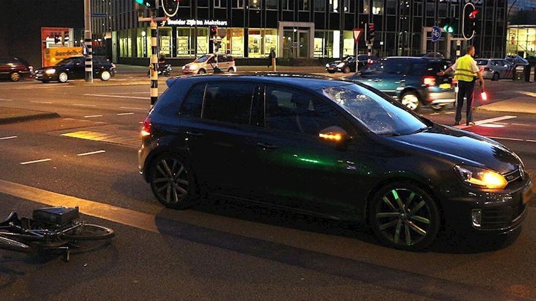 Onopvallende politiewagen betrokken bij aanrijding