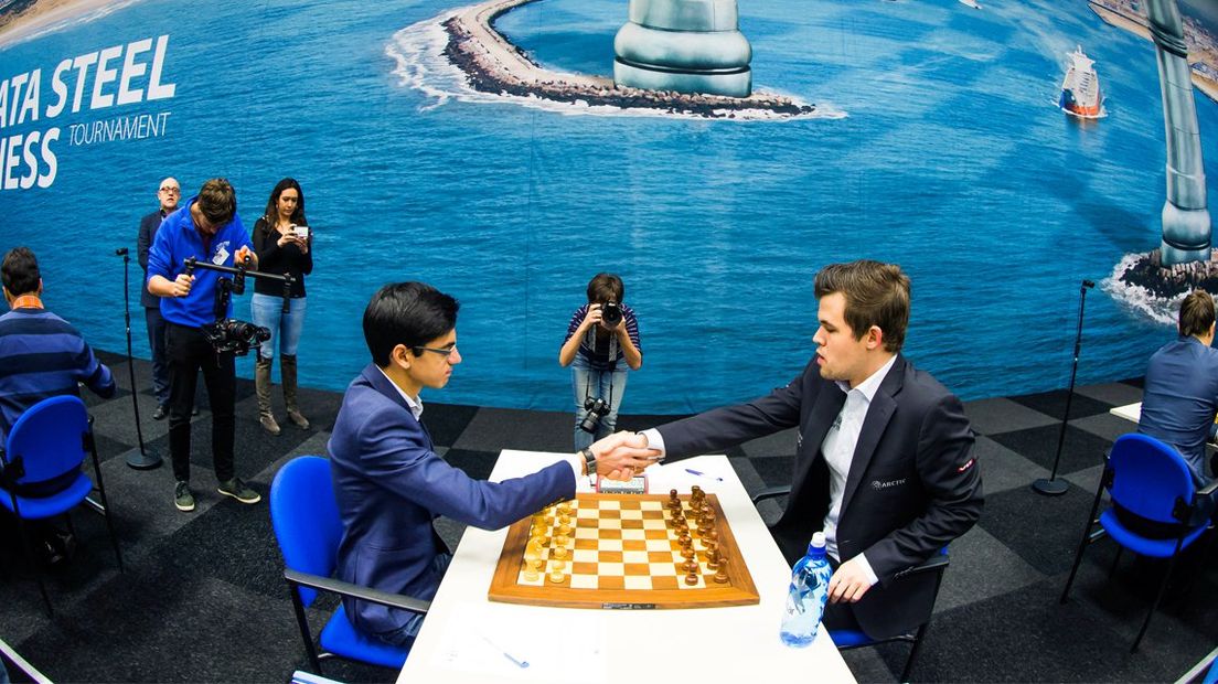 Anish Giri (links) en Magnus Carlsen schudden elkaar de hand in Wijk aan Zee.
