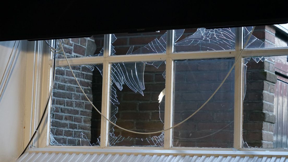 Ruiten gebroken bij Hervormde Kerk Zwartsluis. vermoedelijk met zwaar vuurwerk