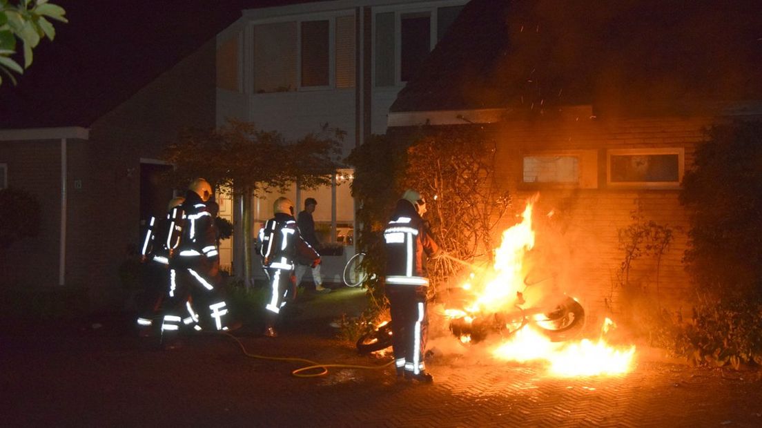 De brandende motorfiets stond gevaarlijk dicht bij het huis op het Van Oldebarneveltplantsoen in Voorschoten 