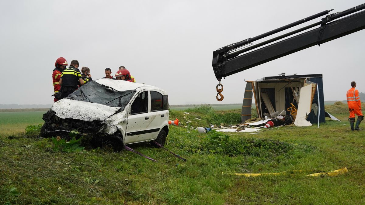 Controlepost marechaussee verwoest door automobilist