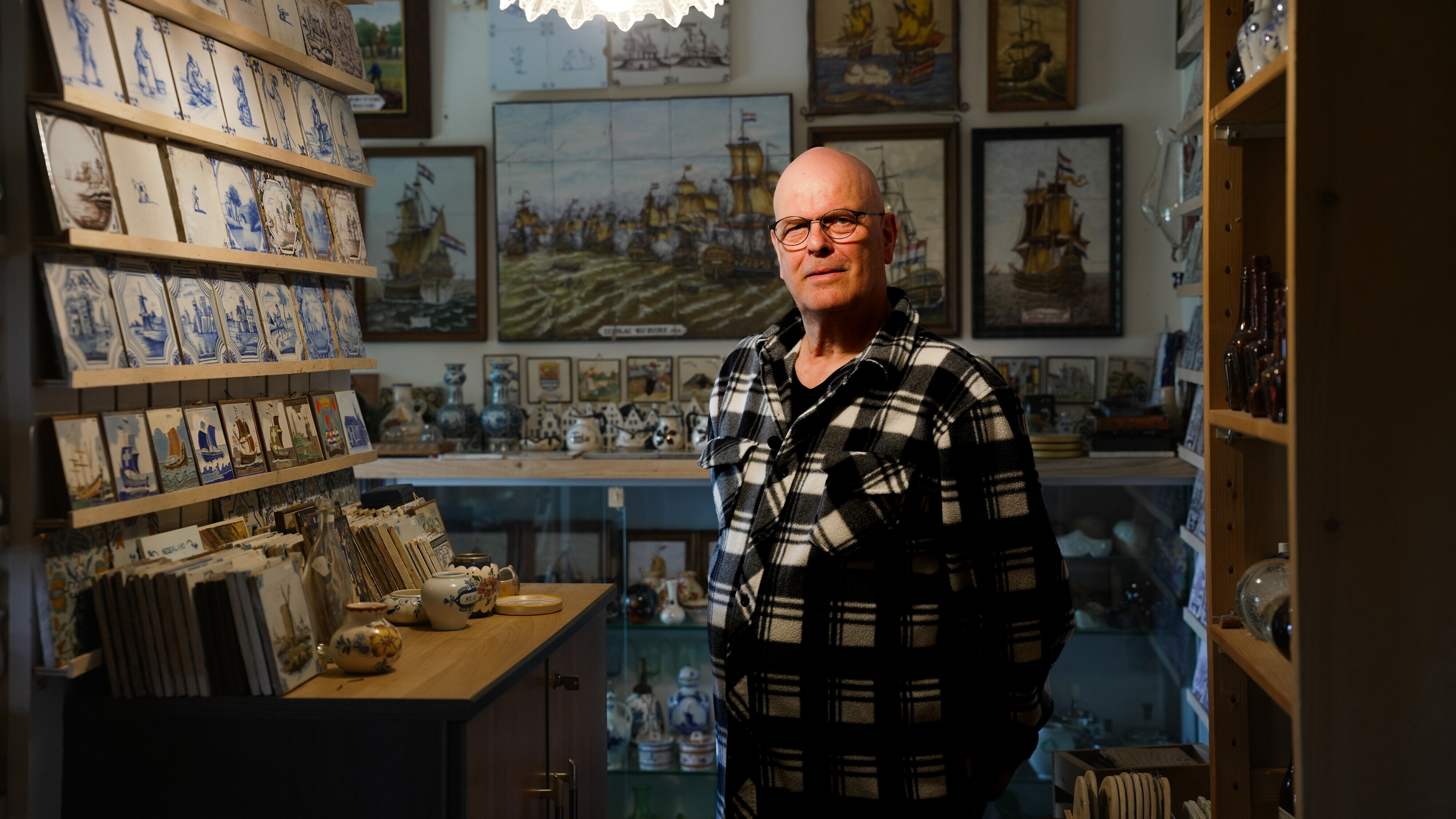 Peter Folkers uit Nieuw-Buinen heeft een tegelverzameling van 4000 tegels