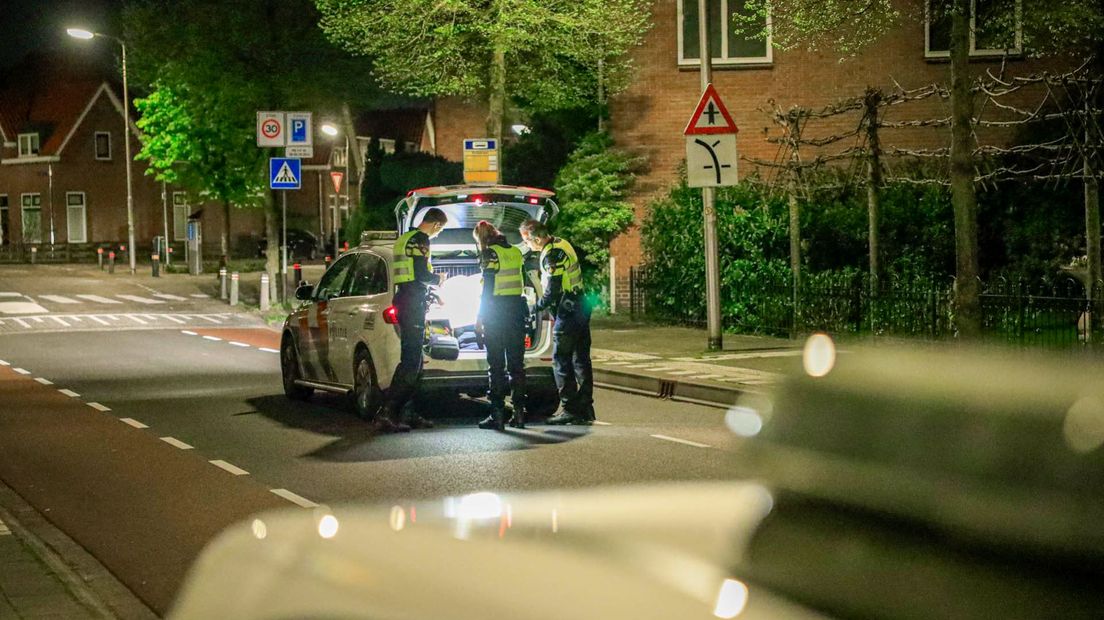 De politie bij huis van een gedupeerde.