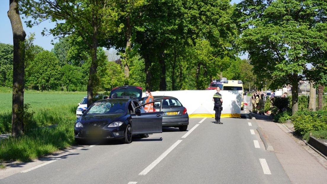 De N837 bij Randwijk is voorlopig dicht na de dodelijke aanrijding.