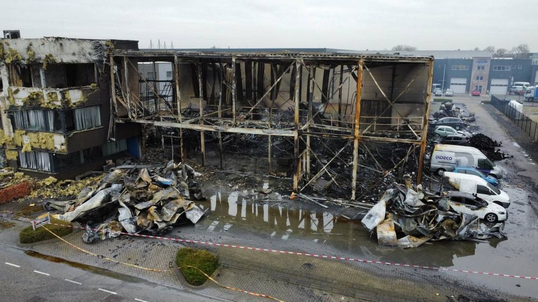Textielbedrijf gaat in vlammen op in Zaltbommel