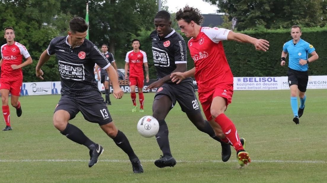 GOES-aanvaller Silvio Hage in duel met twee verdedigers van Jong Almere City FC