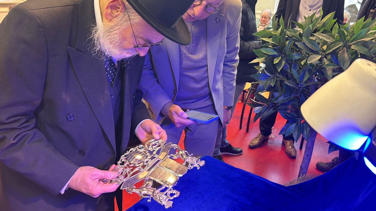 Joods zilverwerk na jarenlange vermissing teruggegeven aan Leeuwarder synagoge