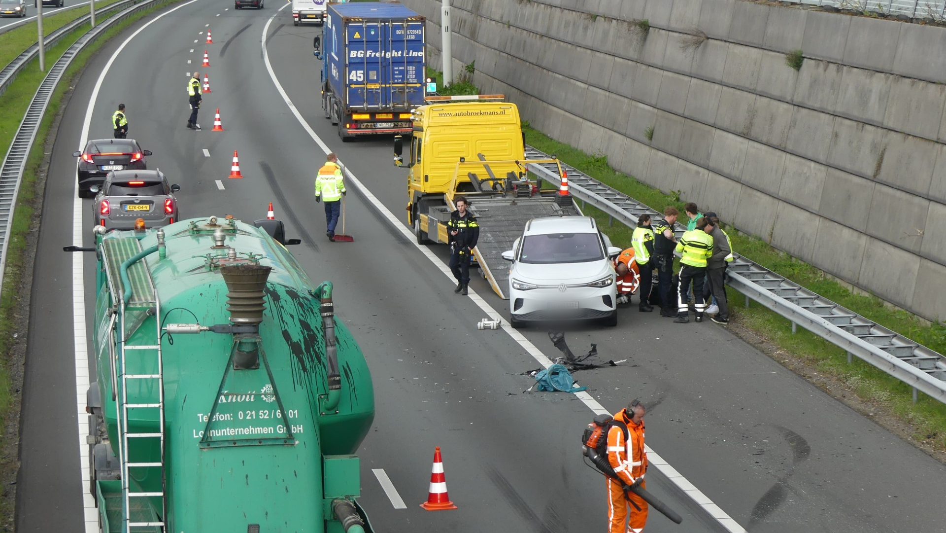 File op A73 in Blerick door aanrijding tussen auto en bestelbus.