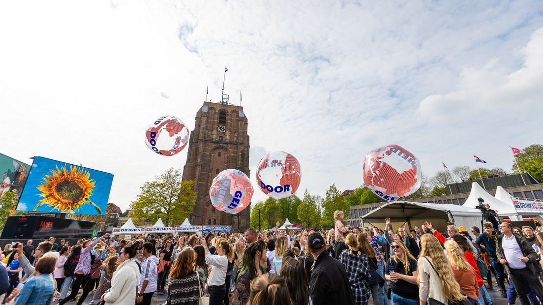 Publiek op het Bevrijdingsfestival Fryslân op het Oldehoofsterkerkhof in Leeuwarden