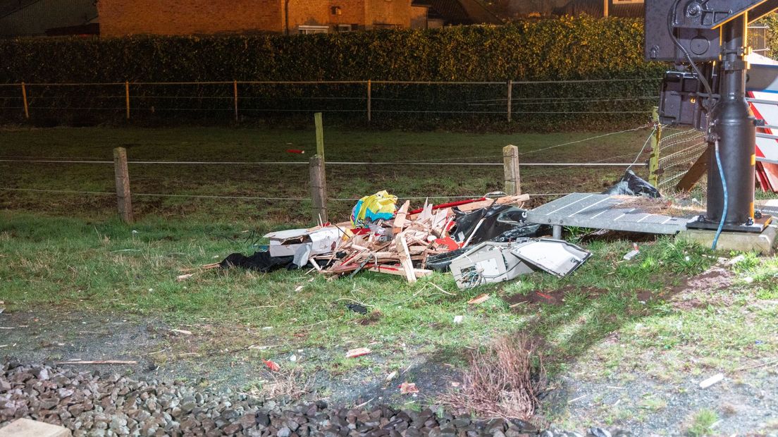 Brokstukken langs het spoor