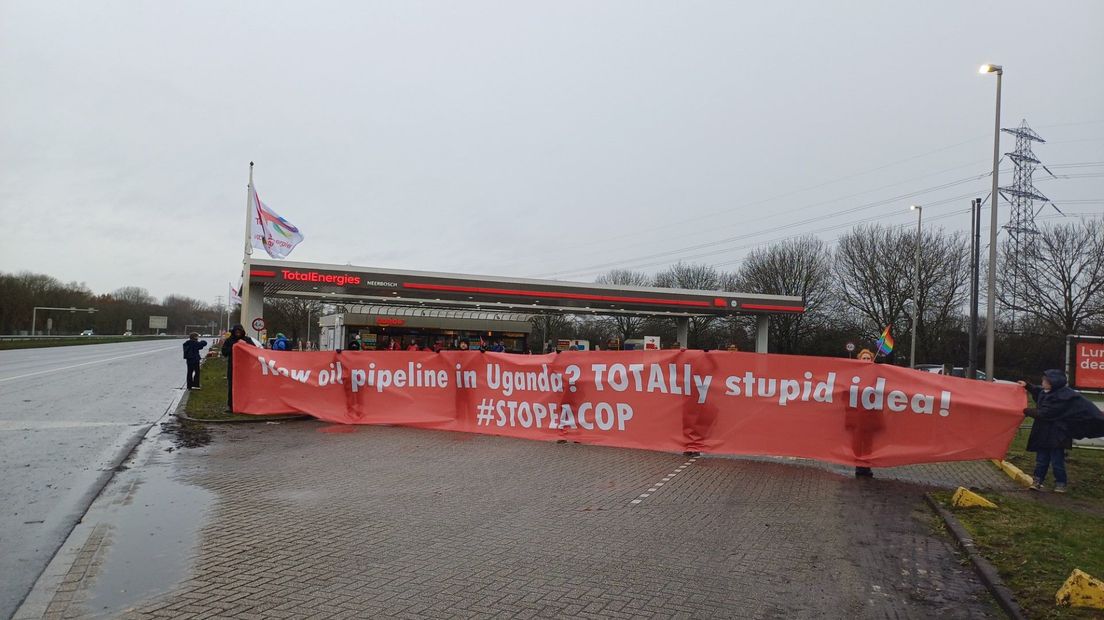 'New oil pipeline in Uganda? Totally stupid idea!', luidt de tekst.
