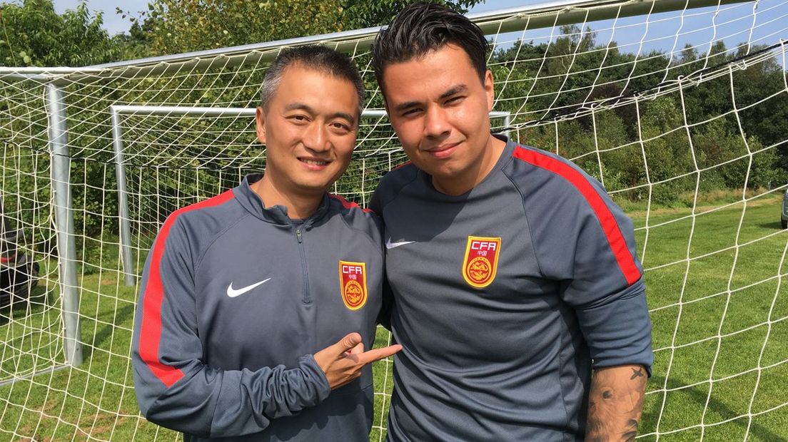 Voetbaltrainer Jason Vermeer (r) samen met zijn tolk. 
