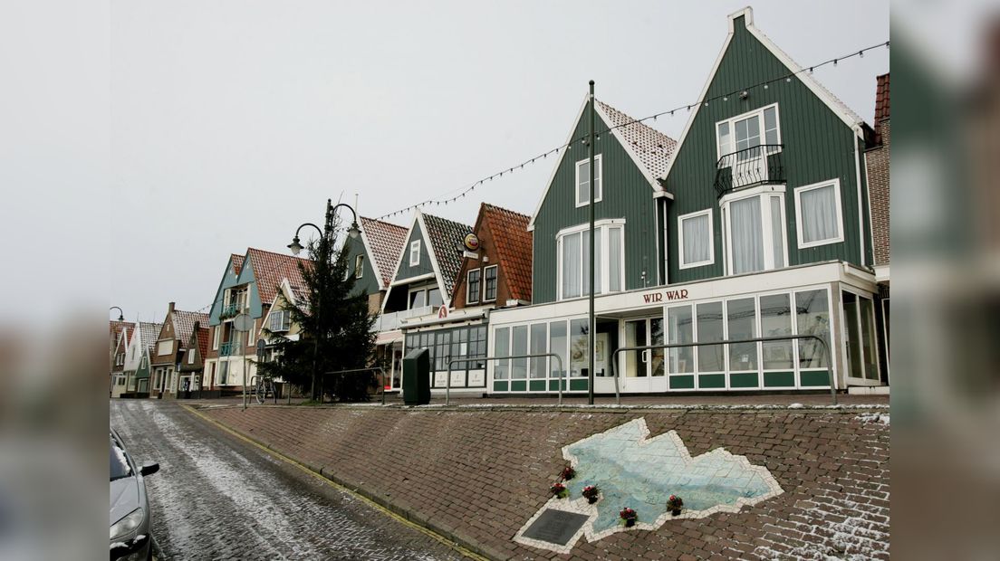 De Dyk yn Volendam mei in monumint ta neitins oan de slachtoffers fan de kafeebrân, no 15 jier ferlyn