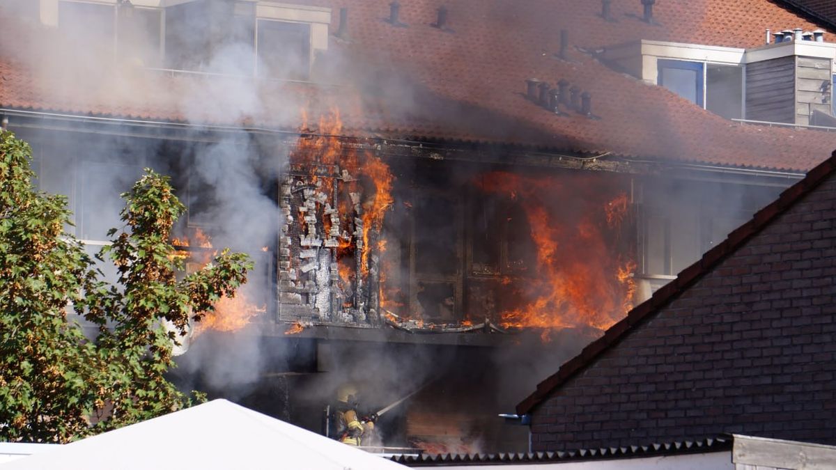 Woningbrand in Almelo: kat overleden, twaalf huizen onbewoonbaar