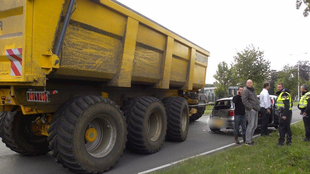 Ongeluk met landbouwvoertuig en auto's op N343 Collendoorn