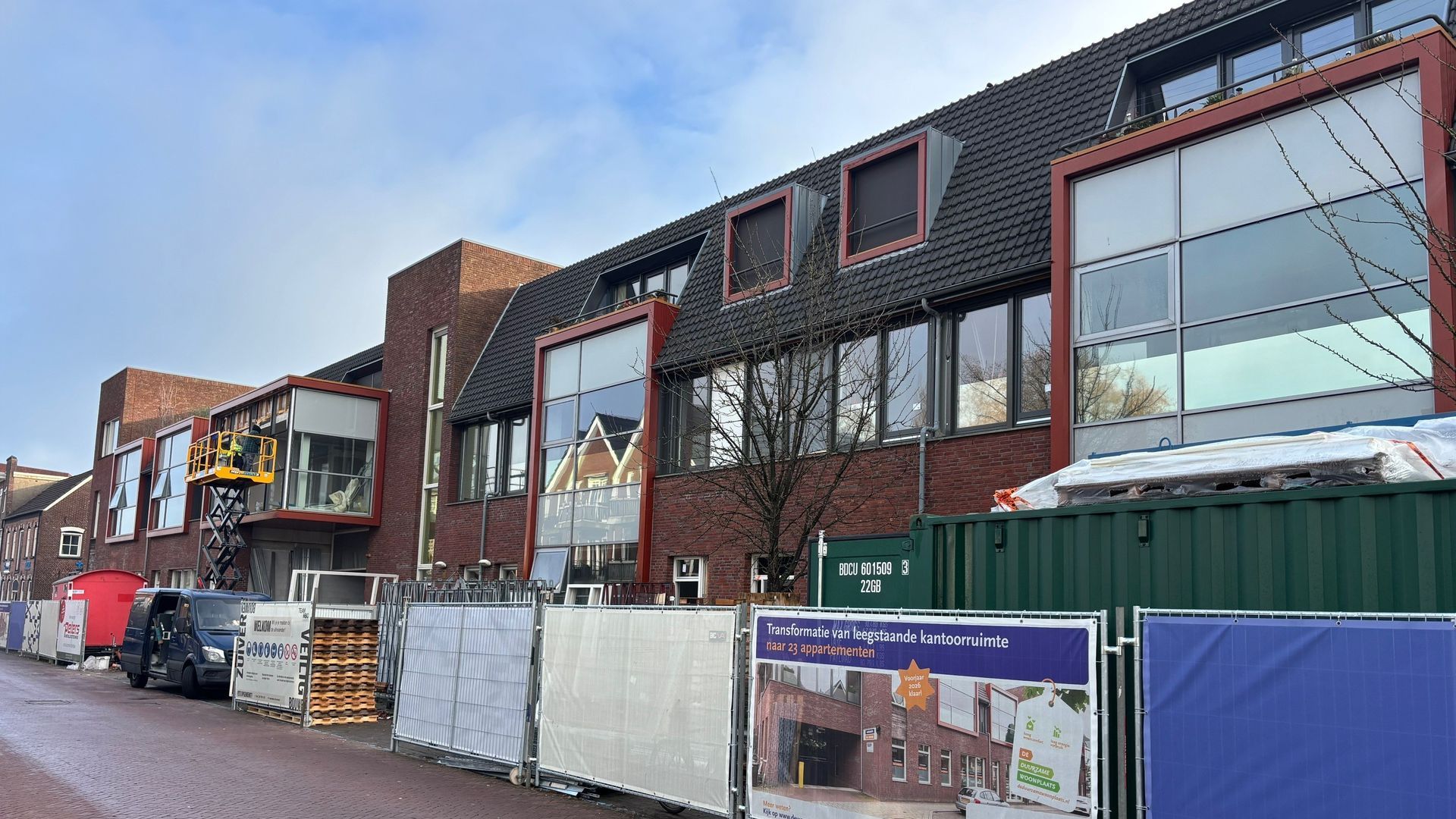 Transformatie van leegstaande kantoorruimte naar 23 appartementen in de Burgemeester Bosmastraat.