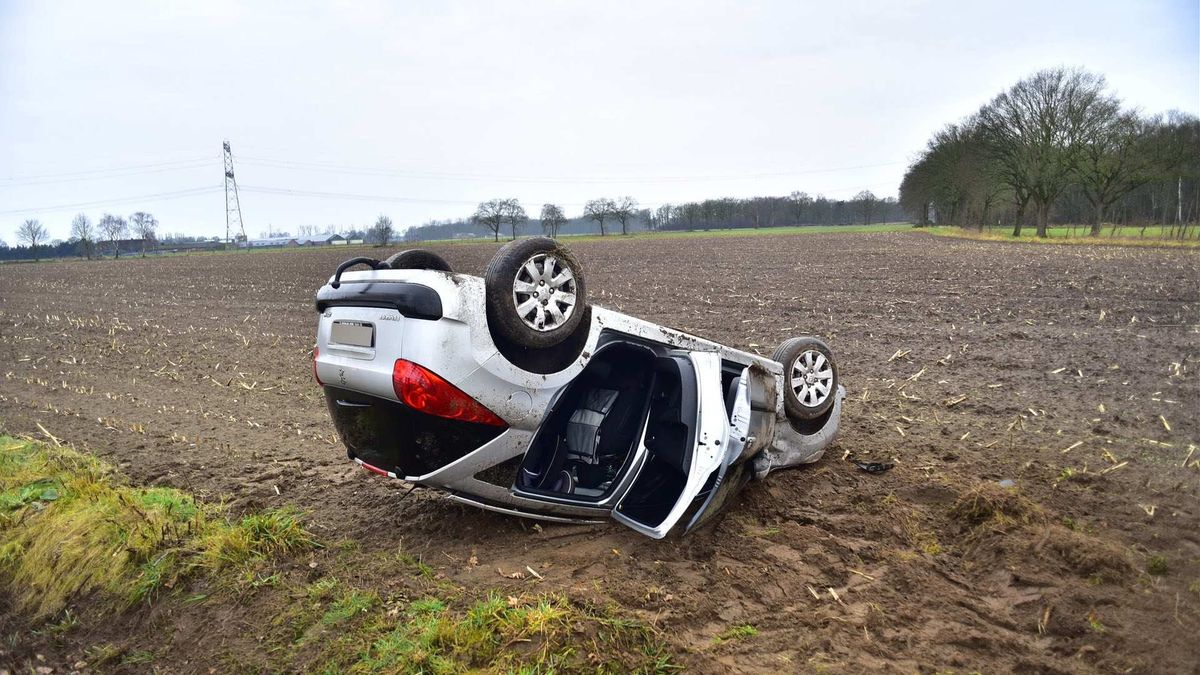 Auto met kinderen belandt op de kop in akker in Baexem