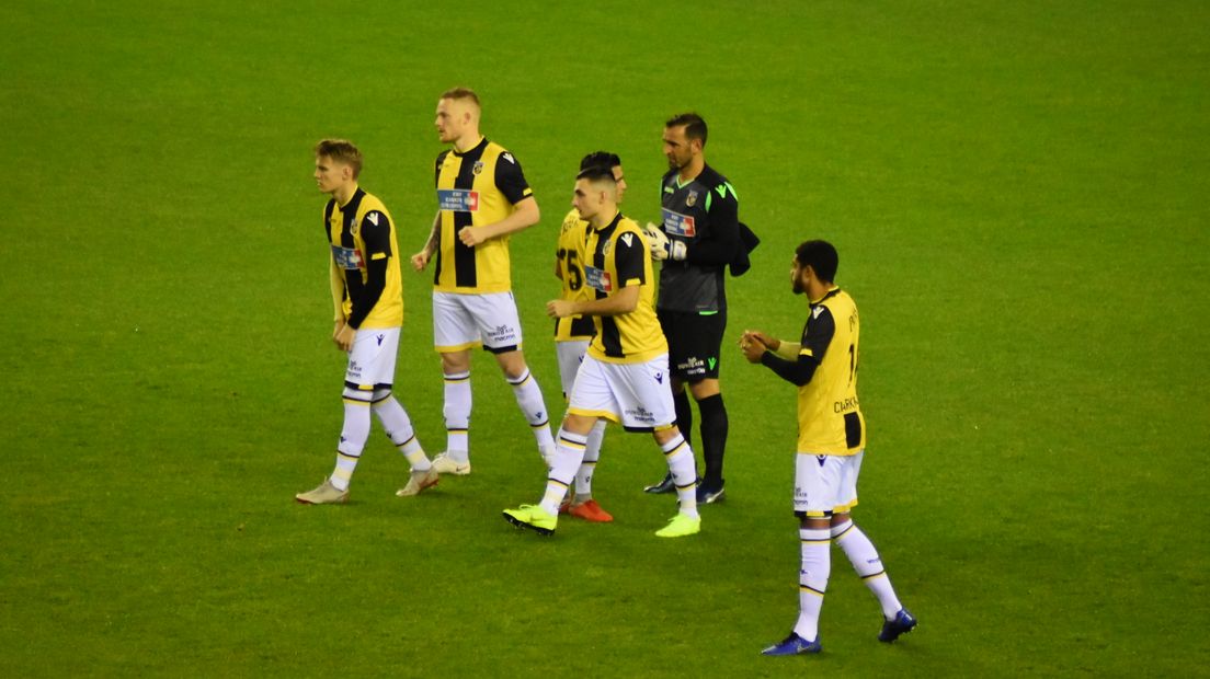 Vitesse heeft zaterdagavond een belangrijke overwinning geboekt tegen directe concurrent FC Utrecht: 2-1. Lange tijd was er niks aan in GelreDome, totdat Bryan Linssen zijn eerst competitiedoelpunt sinds 12 augustus maakte. Daarna ontbrandde de wedstrijd en wisten de Arnhemmers de zege uit het vuur te slepen.