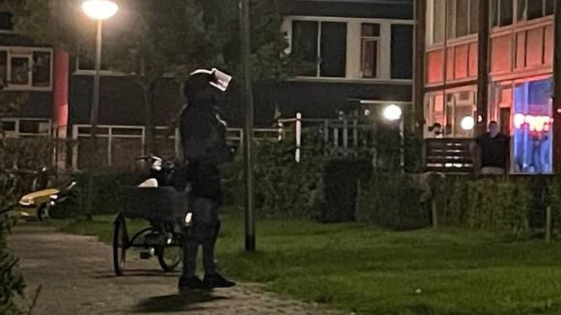 Een agent van het arrestatieteam in de Populierenlaan