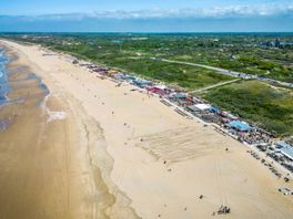 Strandexploitanten wél blij met permanente strandpaviljoens: 'Eindelijk investeren in duurzaamheid'