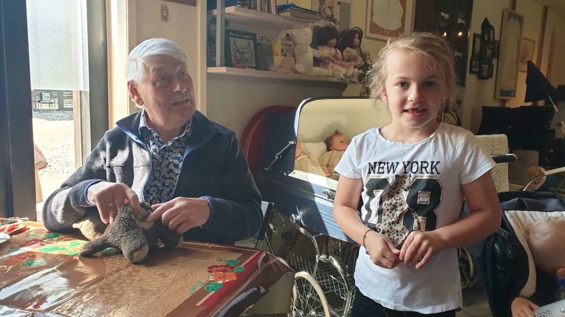 Emma hoopt dat poppendokter Jan Kalsbeek haar beer kan genezen (Rechten: RTV Drenthe/Dylan de Lange)